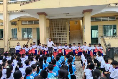 TRAO MŨ BẢO HIỂM CHO HỌC SINH KHỐI 1