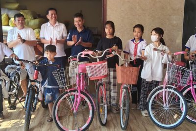 TRAO XE ĐẠP CHO HỌC SINH NGHÈO VƯỢT KHÓ